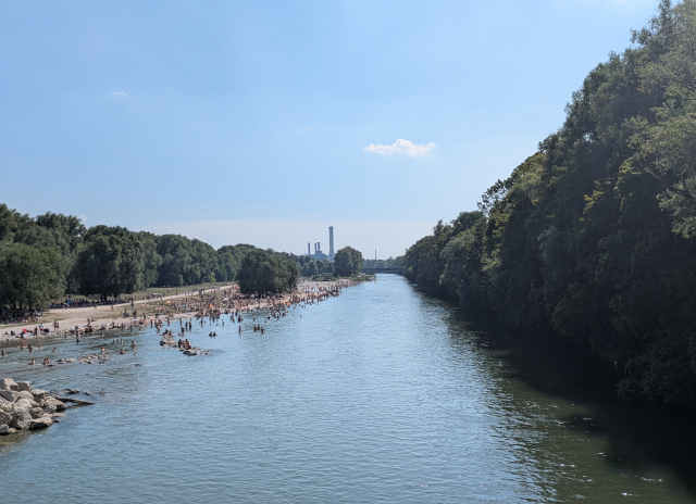 isar from the reichenbach-bridge, sunny, many people bathing
