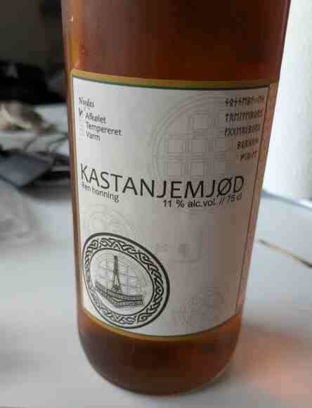 en flaske kastanjemjød. ser brunt ud. næsten som sirup.