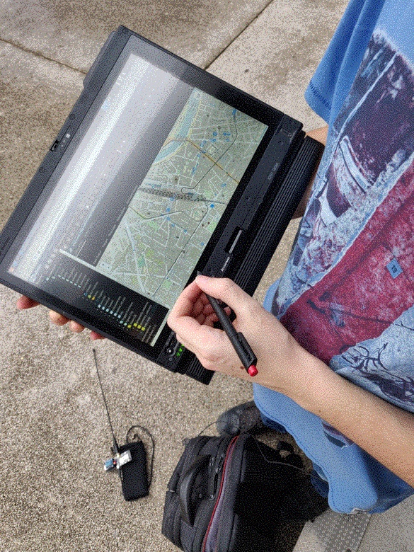 Un ThinkPad X201 Tablet en mode tablette connecté à une base de données via pgAdmin